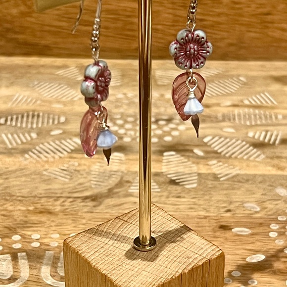 New Gorgeous Czech Glass Morning Glory Flower Earrings - Picture 7 of 9